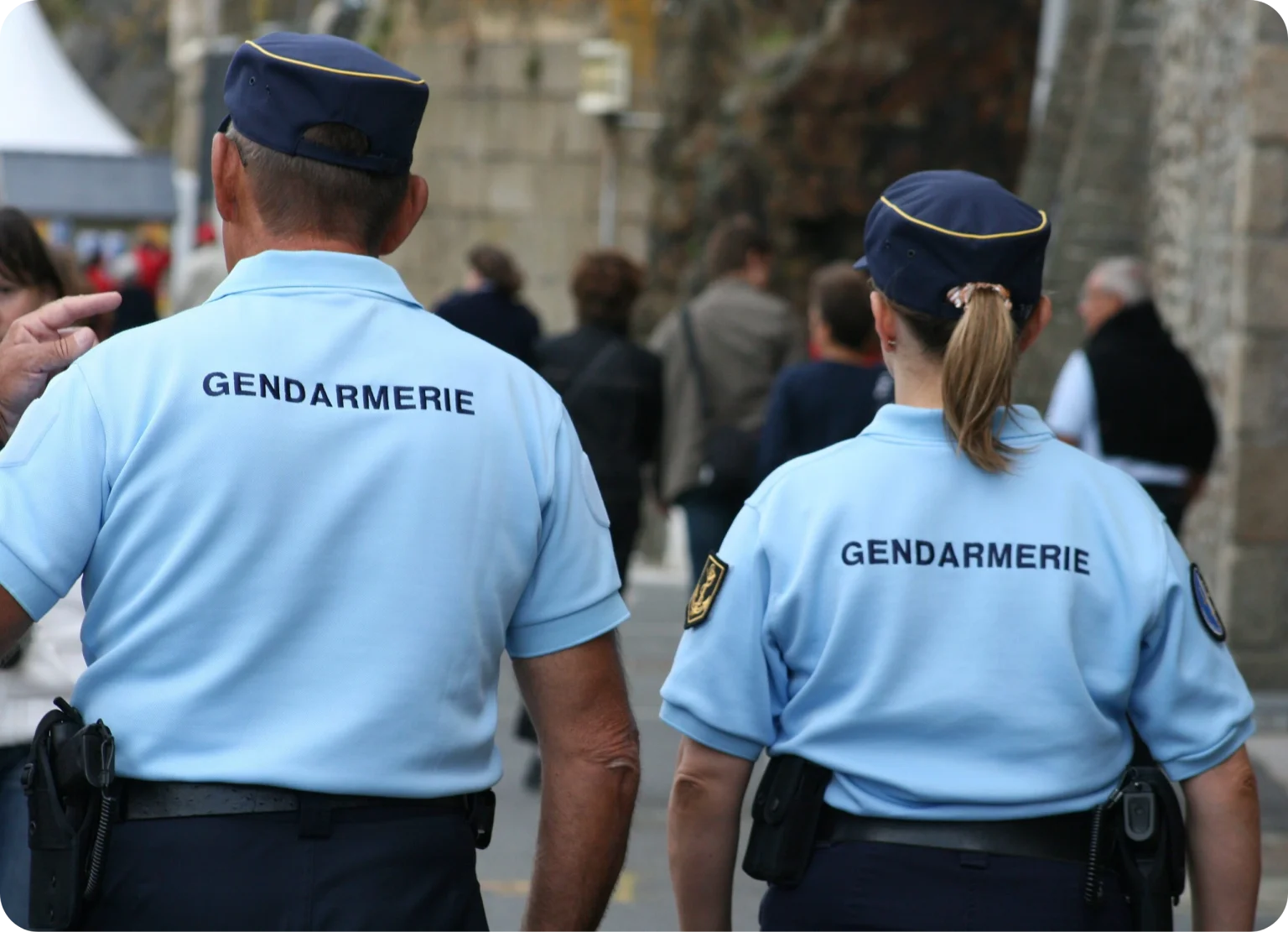 Deux gendarmes de dos illustrant le parcours simple et sécurisé d’investissement proposé par CGPM+ en cinq étapes claires et transparentes.