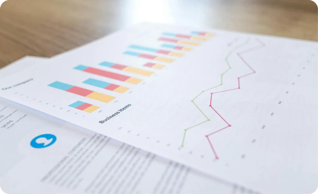 Feuilles avec graphiques représentant les avantages de l’épargne retraite CGPM+ : déduction fiscale immédiate, sortie anticipée et transmission facilitée.
