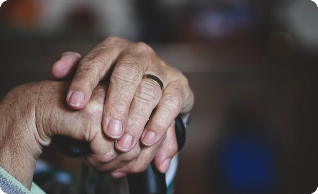 Mains posées sur une canne symbolisant la retraite d’un gendarme : CGPM+ propose des stratégies patrimoniales pour maintenir son pouvoir d’achat.
